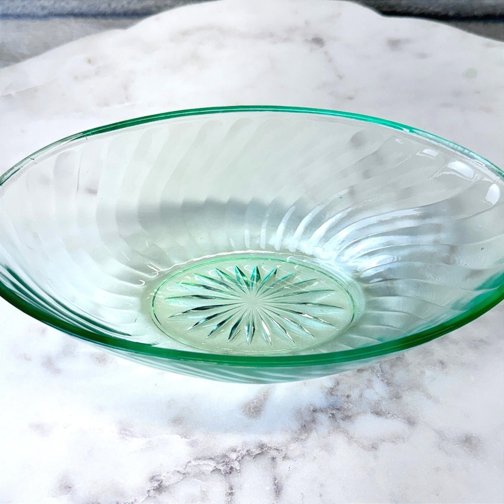 Green Uranium Glass Oval Bowl Swirl Pattern UV‎ Vaseline Vintage Starburst Base - Picture 4 of 10